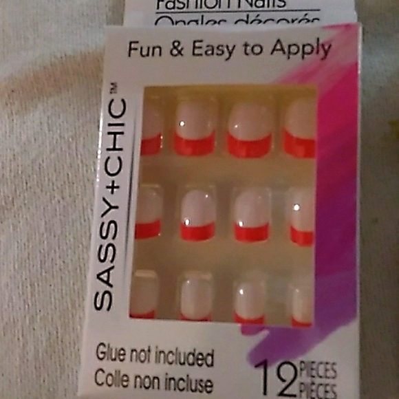 Sassy & Chic Other - Glue on Fashion Nails